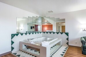 Suite Deluxe, 1 letto king, non fumatori, idromassaggio | Trattamento spa