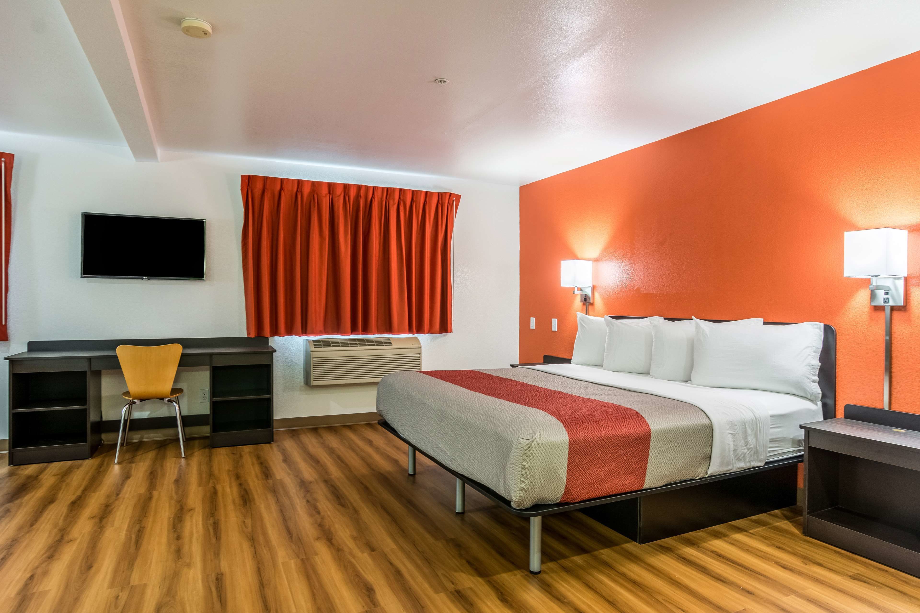 مكتب وستائر تعتيم وواي فاي مجانًا وملاءات أسرّة