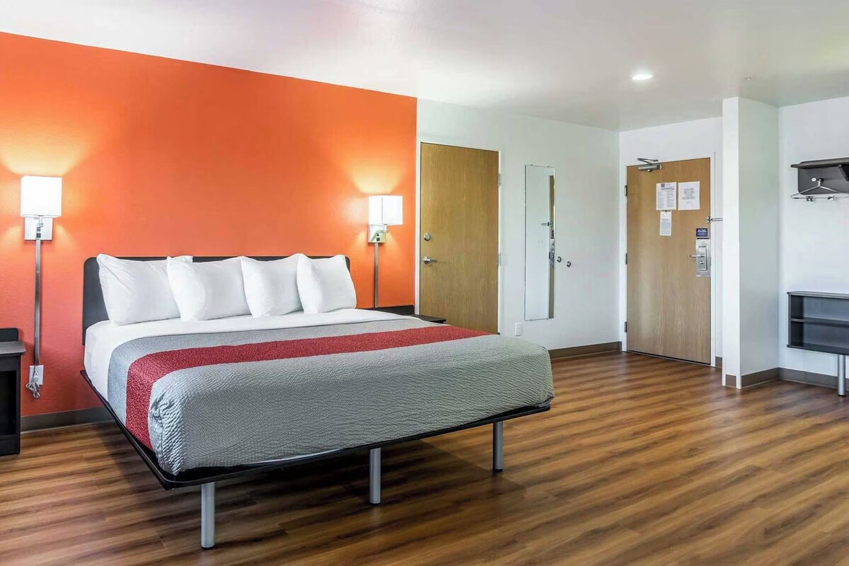 Desk, blackout drapes, WiFi (free), bed sheets