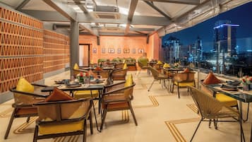 供应早餐、午餐和晚餐