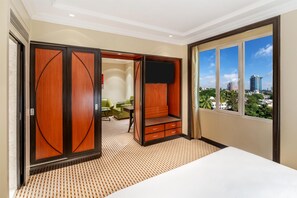 Suite | Egyptian cotton sheets, premium bedding, Select Comfort beds, minibar - St. Marks Hotel Bengaluru, a member of Radisson Individuals (Bengaluru)