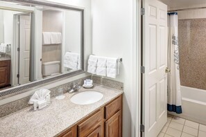 Ensemble douche/baignoire, articles de toilette gratuits, sèche-cheveux