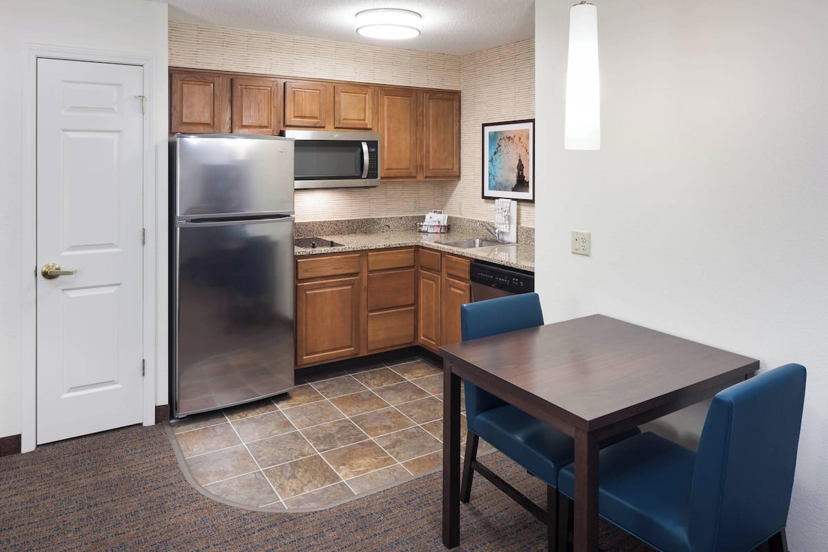 Full-size fridge, microwave, stovetop, dishwasher