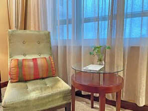 Business-Zweibettzimmer | Wohnbereich | 32-Zoll-LCD-Fernseher mit Satellitenempfang, Fernseher