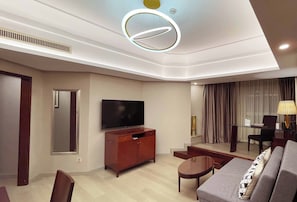 Executive Suite | Living area | 32-inch LCD TV with satellite channels, TV - Merry Hotel Shanghai (Shanghai)