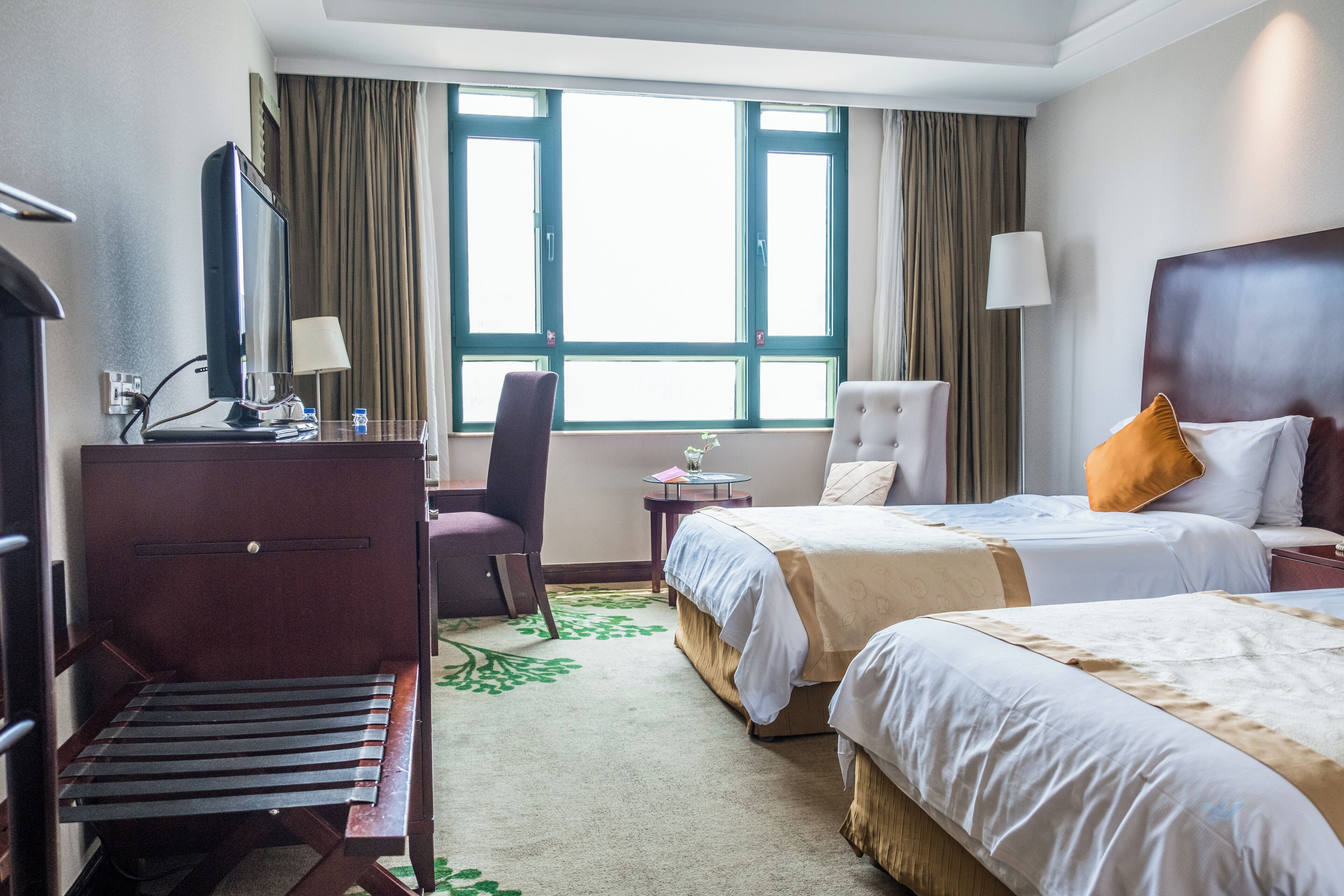 Deluxe Twin kamer | Een kluis op de kamer, een bureau, een laptopwerkplek