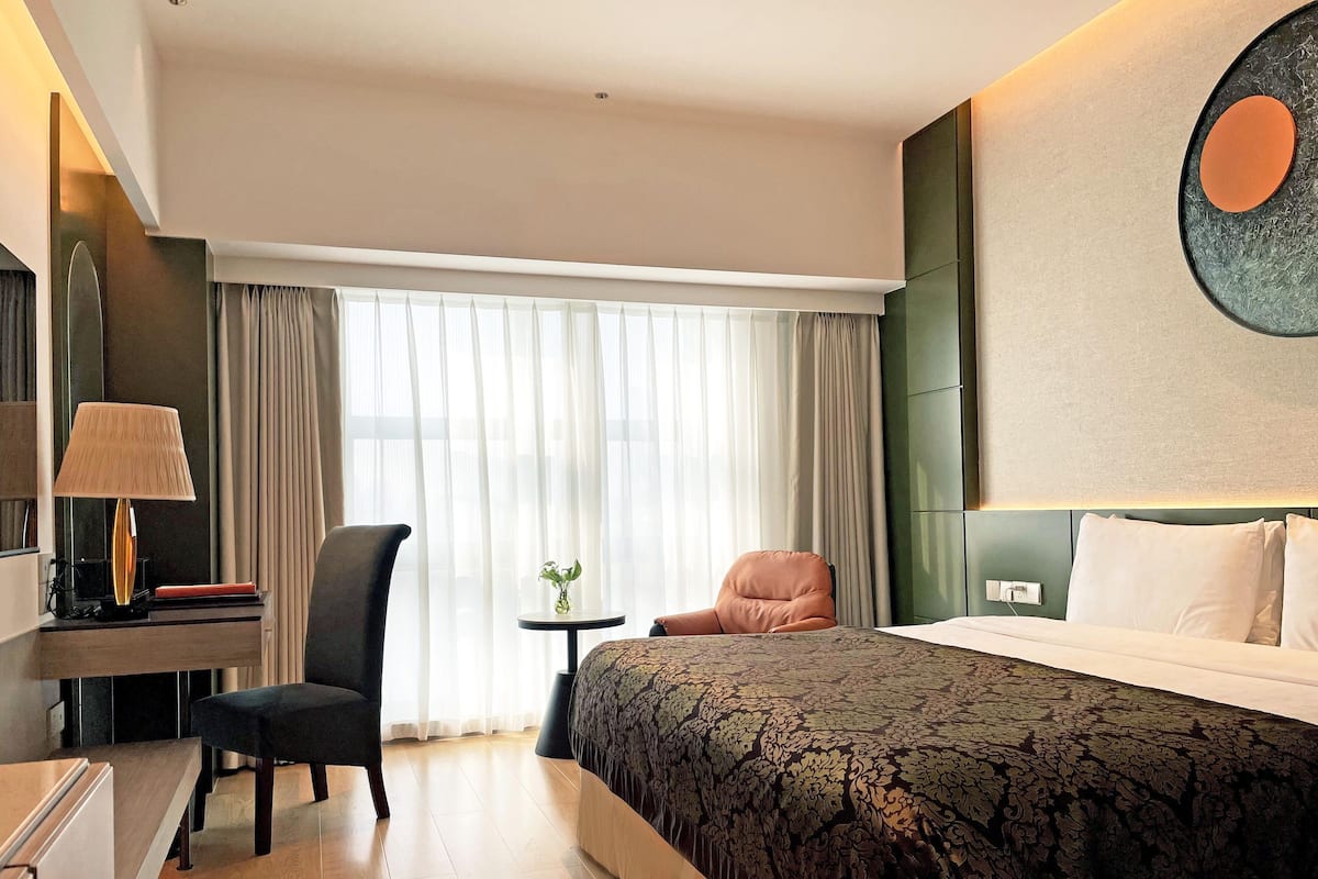 Executive Room | 1 bilik tidur, peti besi dalam bilik, meja, ruang kerja komputer riba