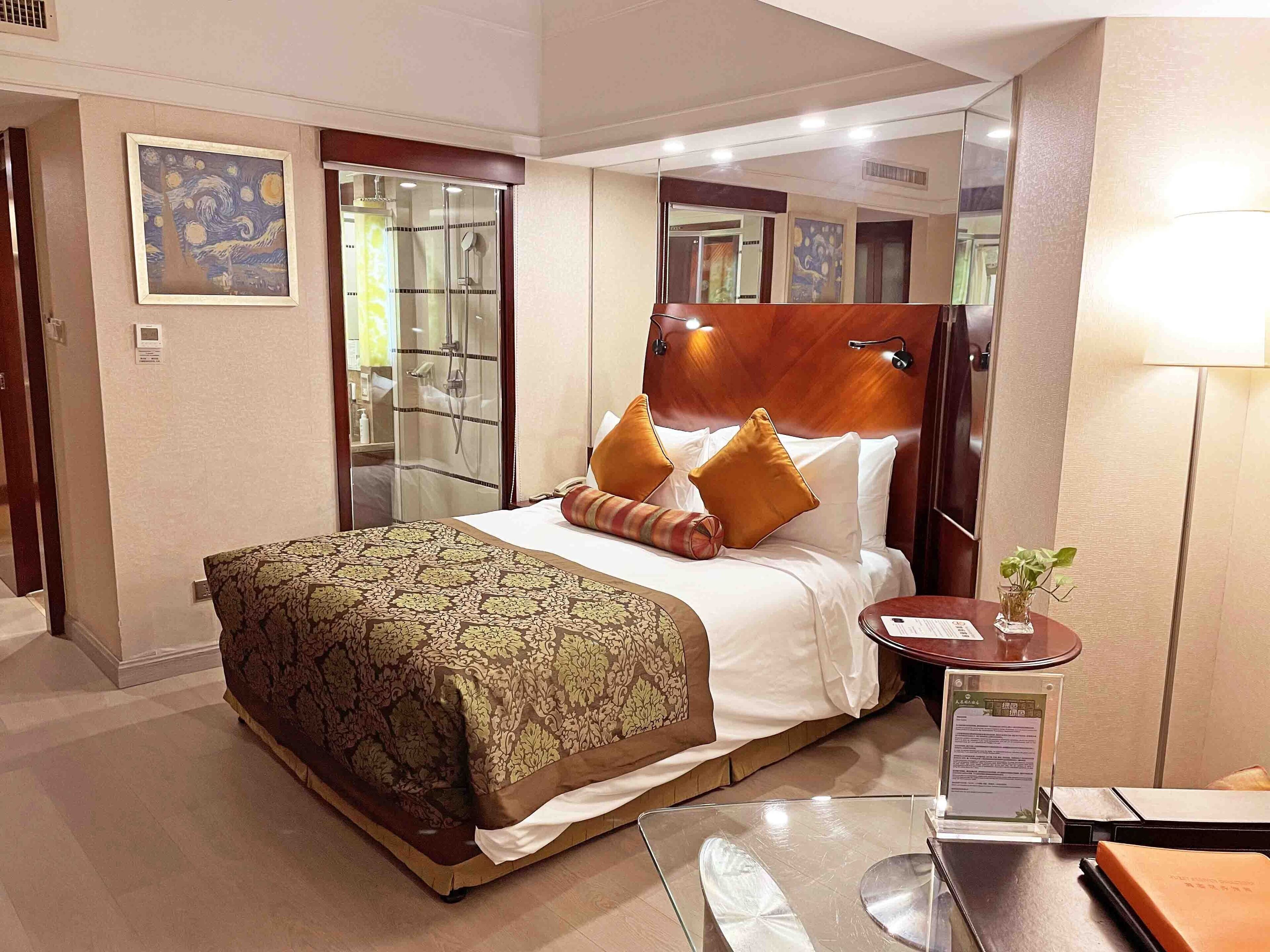 Superior kamer | Een kluis op de kamer, een bureau, een laptopwerkplek