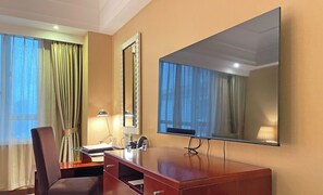 Habitació amb dos llits individuals empresarial | Sala d'estar | Televisor LCD de 32 polzades amb canals per satèl·lit i televisor 