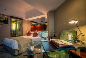 Habitación superior | Caja fuerte, escritorio, espacio para trabajar con un portátil