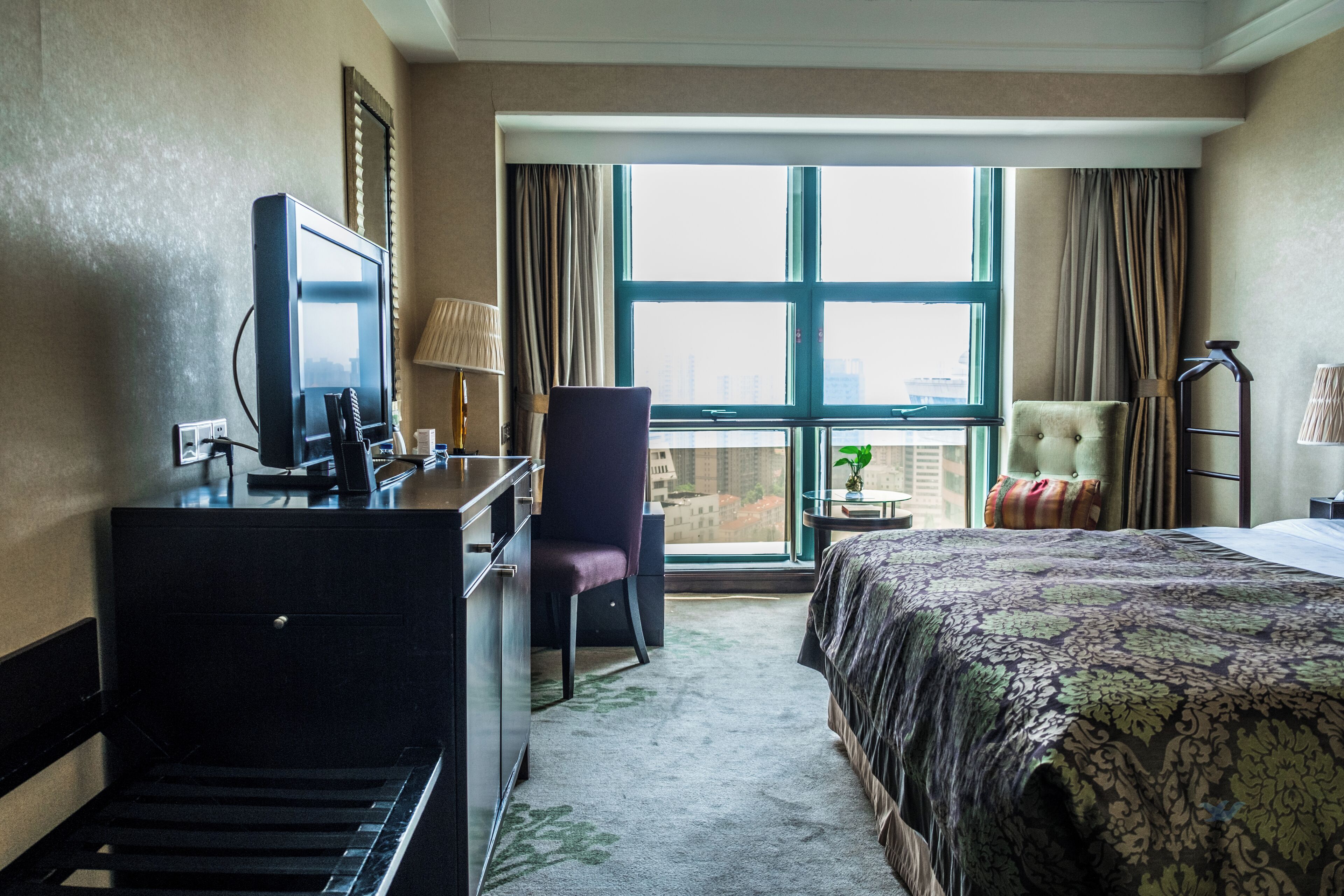 Executive kamer | Een kluis op de kamer, een bureau, een laptopwerkplek