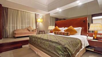 Executive Suite | 1 bedroom, in-room safe, desk, laptop workspace