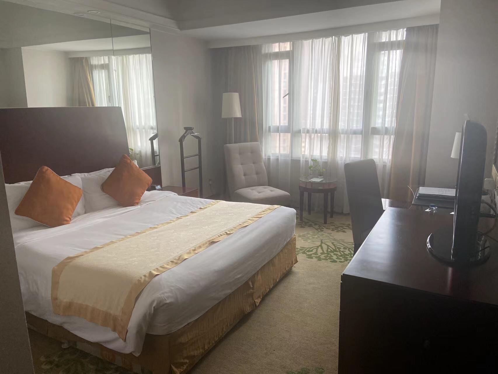 Superior tweepersoonskamer | Een kluis op de kamer, een bureau, een laptopwerkplek