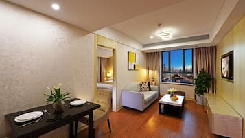 Elegant One Bedroom Apartment | Minibar, in-room safe, desk, blackout drapes