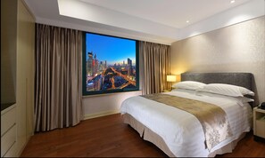 Elegant One Bedroom Apartment | Minibar, in-room safe, desk, blackout drapes