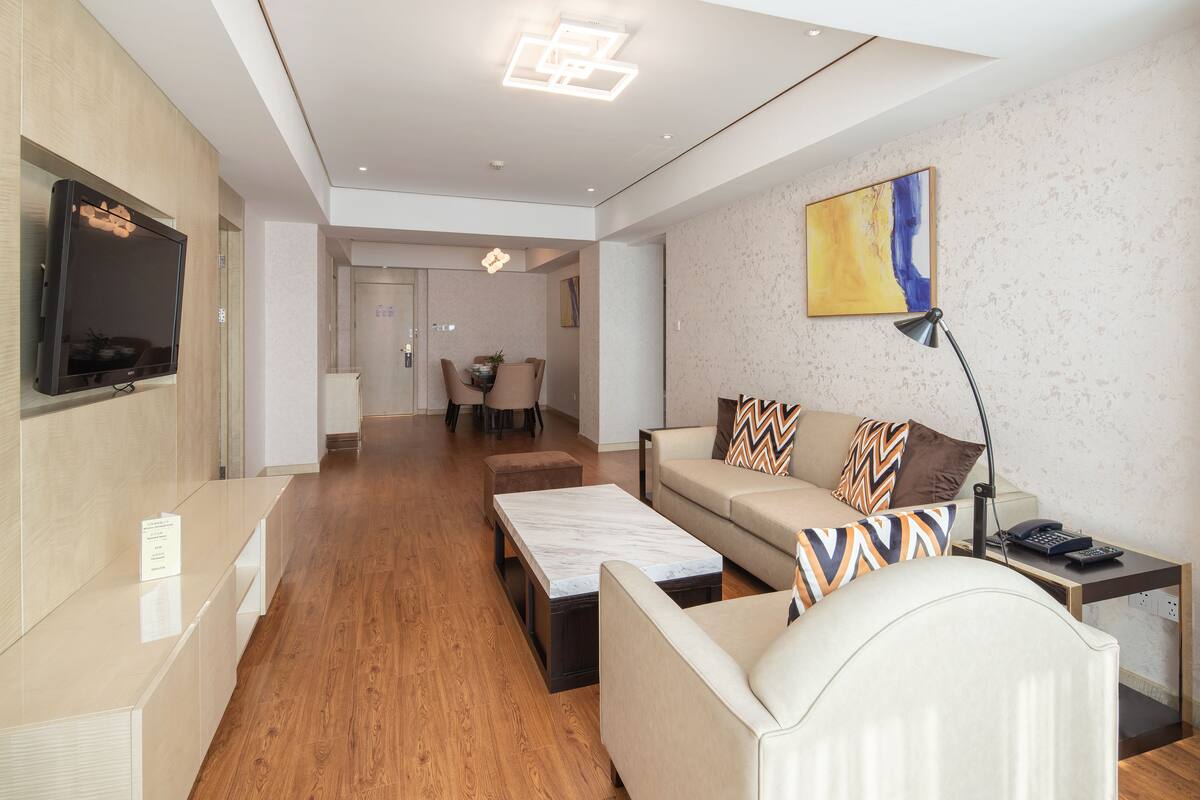 Elegant Three Bedroom Apartment | Minibar, in-room safe, desk, blackout drapes