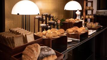 Daily buffet breakfast (CNY 128 per person)