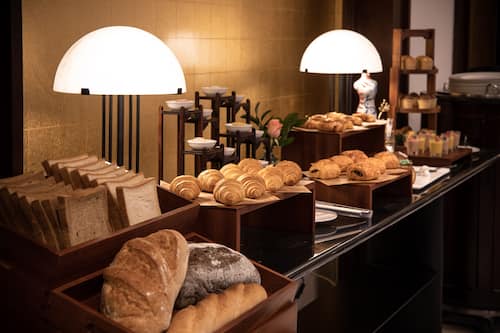 Petit déjeuner buffet servi tous les jours en supplément