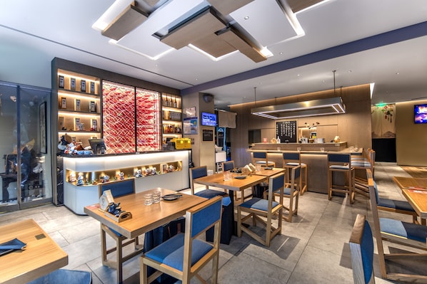 3 restaurants, breakfast, lunch, dinner served; Chinese cuisine