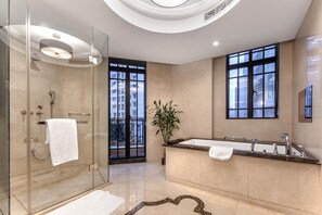 Suite (Art Deco) | Badezimmer | Designer-Toilettenartikel, Haartrockner, Bademäntel, Hausschuhe