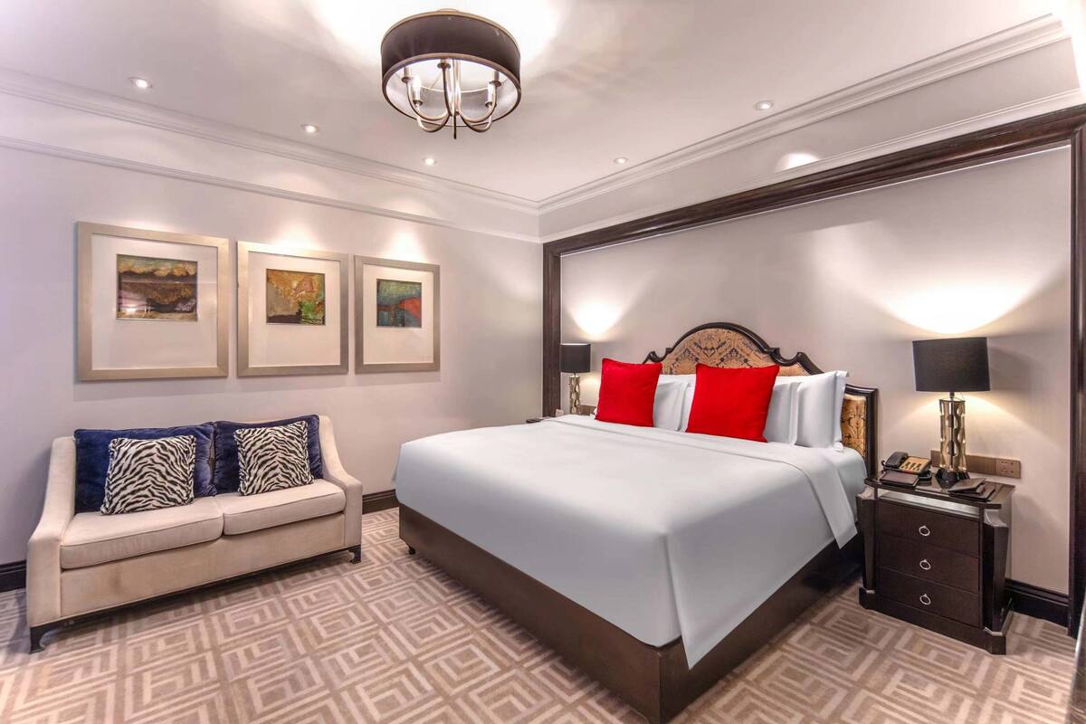 Executive Suite | 1 bedroom, down duvets, in-room safe, desk