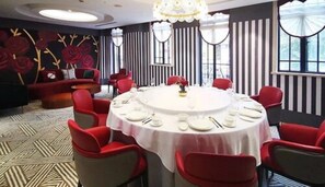 3 restaurantes; se sirven desayunos, comidas y cenas