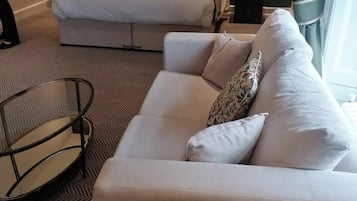 Deluxe Family Room | 1 ๊ฐ์ ์นจ์ค, ๊ฐ๊ฐ ๋ค๋ฅธ ์คํ์ผ์ ์ธํ
๋ฆฌ์ด, ๊ฐ๊ฐ ๋ค๋ฅด๊ฒ ๊ฐ๊ตฌ ๋น์น, ์ฑ
์