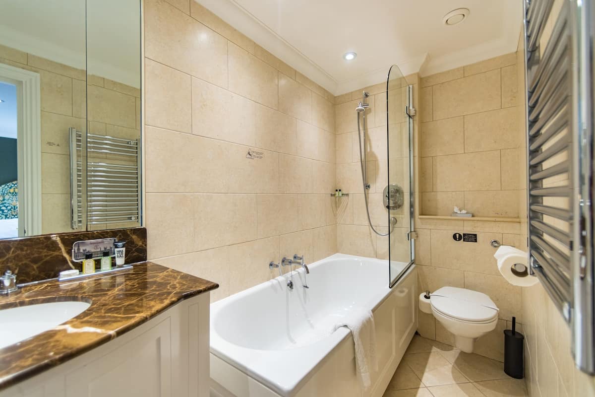 superior double room | bathroom | free toiletries, hair dryer, towels, soap