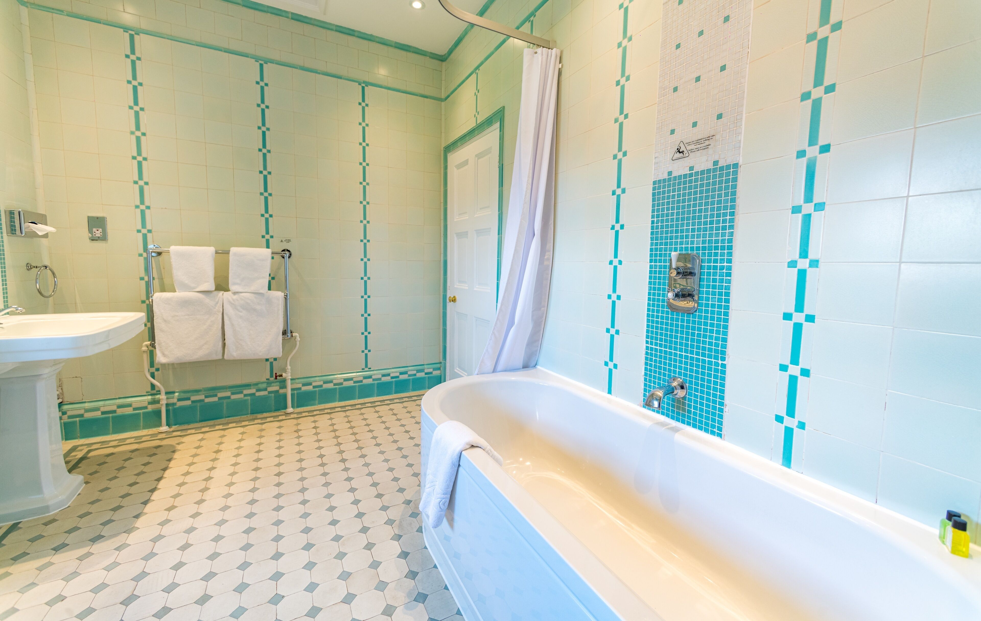 Suite | Badkamer | Gratis toiletartikelen, een haardroger, handdoeken, zeep
