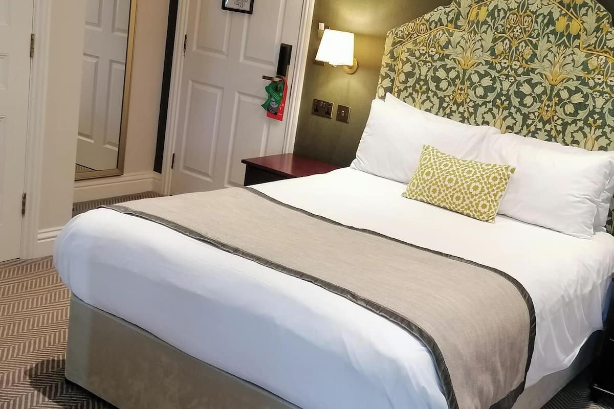 superior double room | 1 bedroom, individually decorated, individually furnished, desk