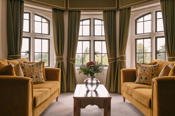 Suite | 1 bedroom, individually decorated, individually furnished, desk