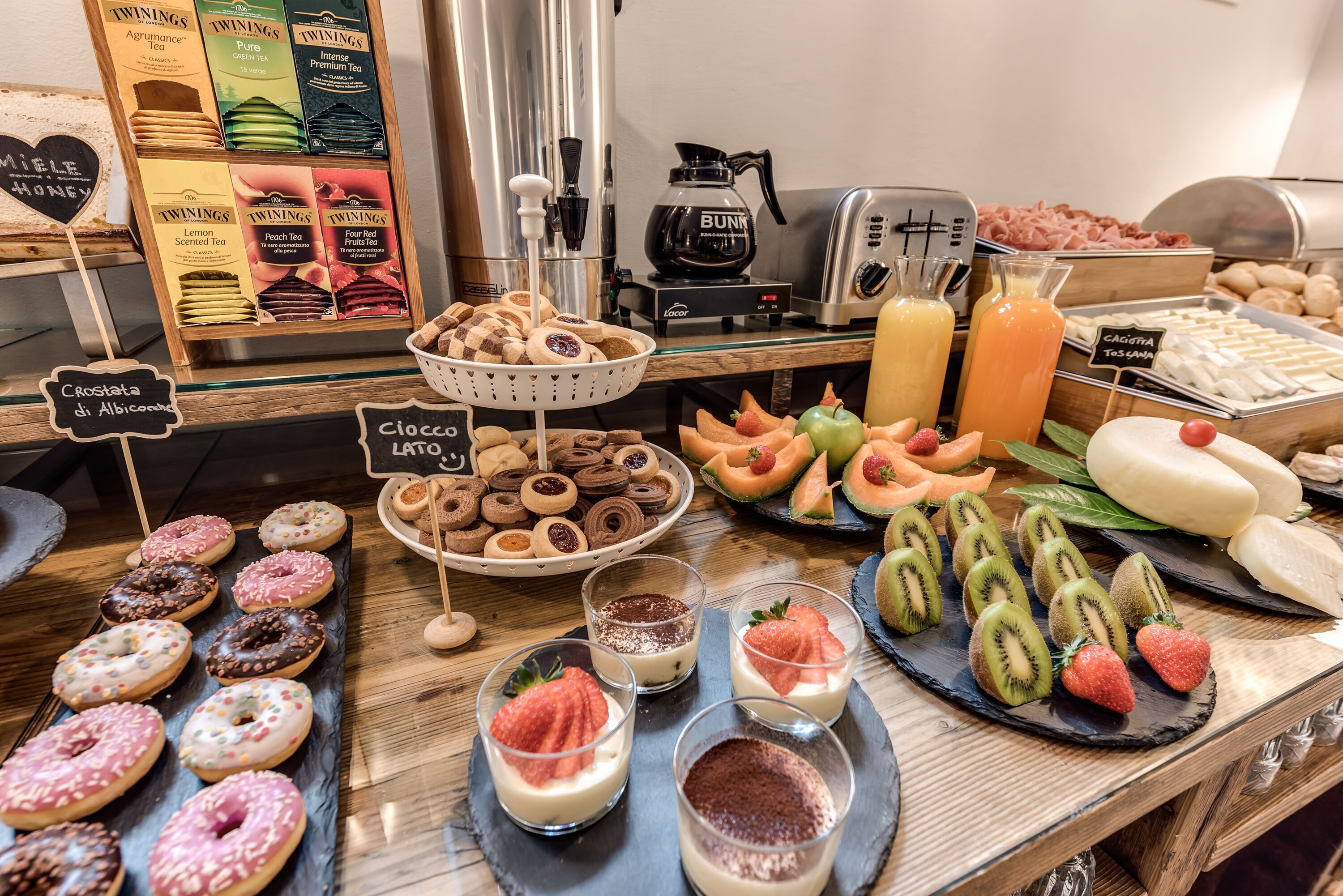 每日供應自助早餐 (每人 EUR15)