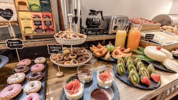 Tägliches Frühstücksbuffet (15 EUR pro Person)