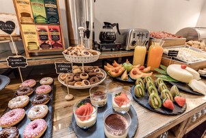 每日供应自助式早餐（每人 EUR 15）