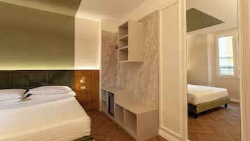 Une chambre à coucher avec un lit, un téléviseur encastré et un miroir.