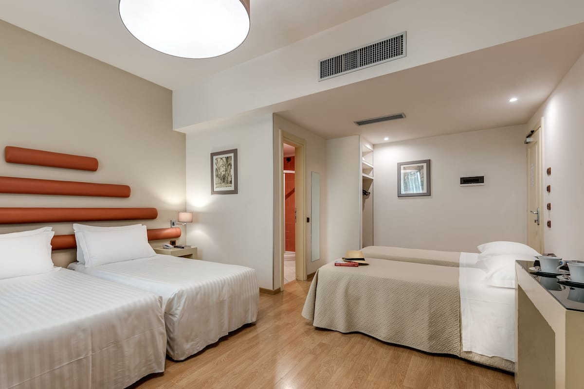 Standard Quadruple Room, Ground Floor | Gebar bulu kapas, peti besi dalam bilik, meja