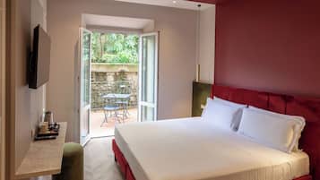 Cubrecamas, caja de seguridad en la habitación y escritorio