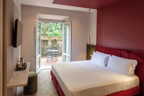 Double PHOTOGRAPH Balcony | Dundyner, safe på rommet, skrivebord og skrivebord for bærbar PC