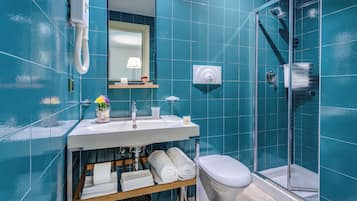 Un bagno con lavandino, specchio e doccia.