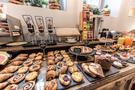 Café da manhã com buffet todos os dias (EUR 15 por pessoa)