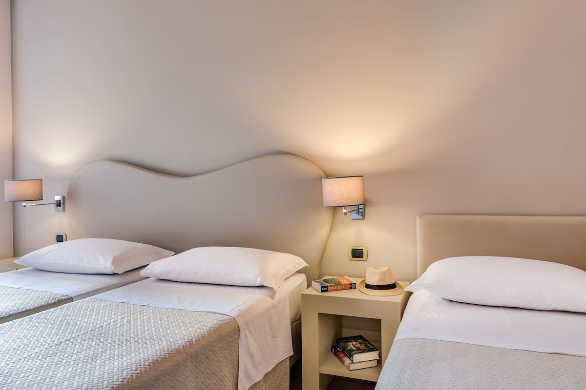 Standard Triple Room, Ground Floor | Gebar bulu kapas, peti besi dalam bilik, meja