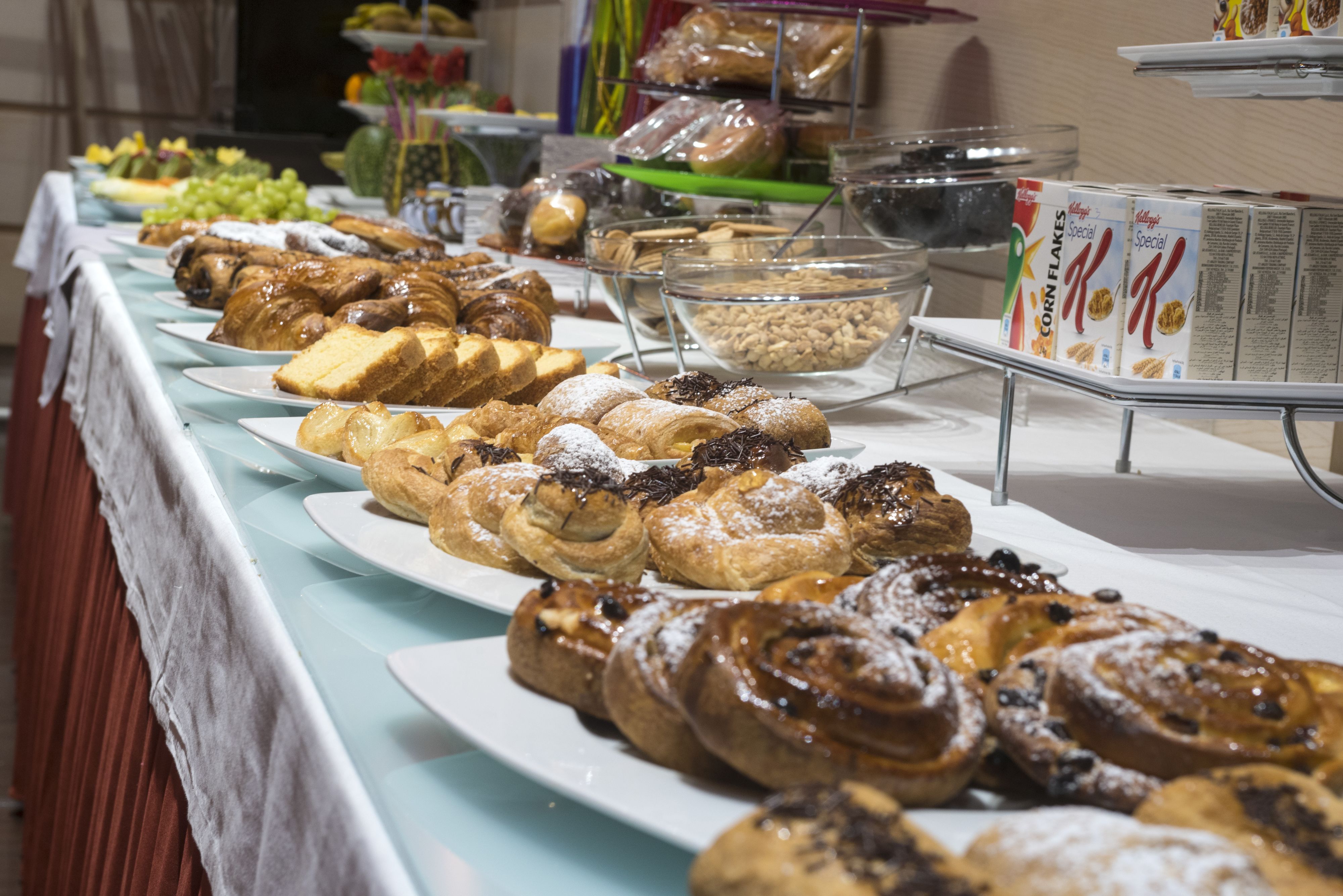 Bữa sáng buffet hàng ngày (17 EUR/mỗi người) 