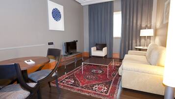 Een kluis op de kamer, een bureau, een laptopwerkplek