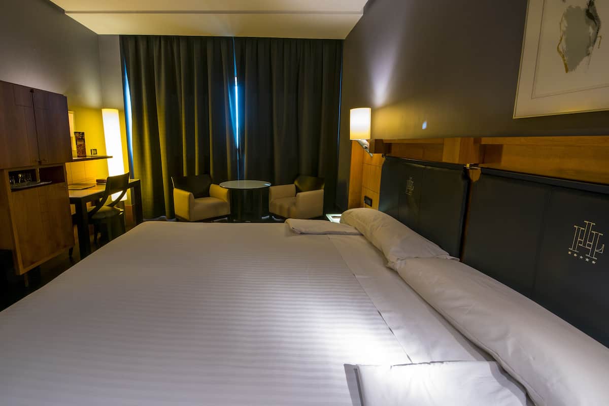 in-room safe, desk, laptop workspace, blackout curtains