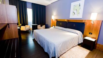 Een kluis op de kamer, een bureau, een laptopwerkplek