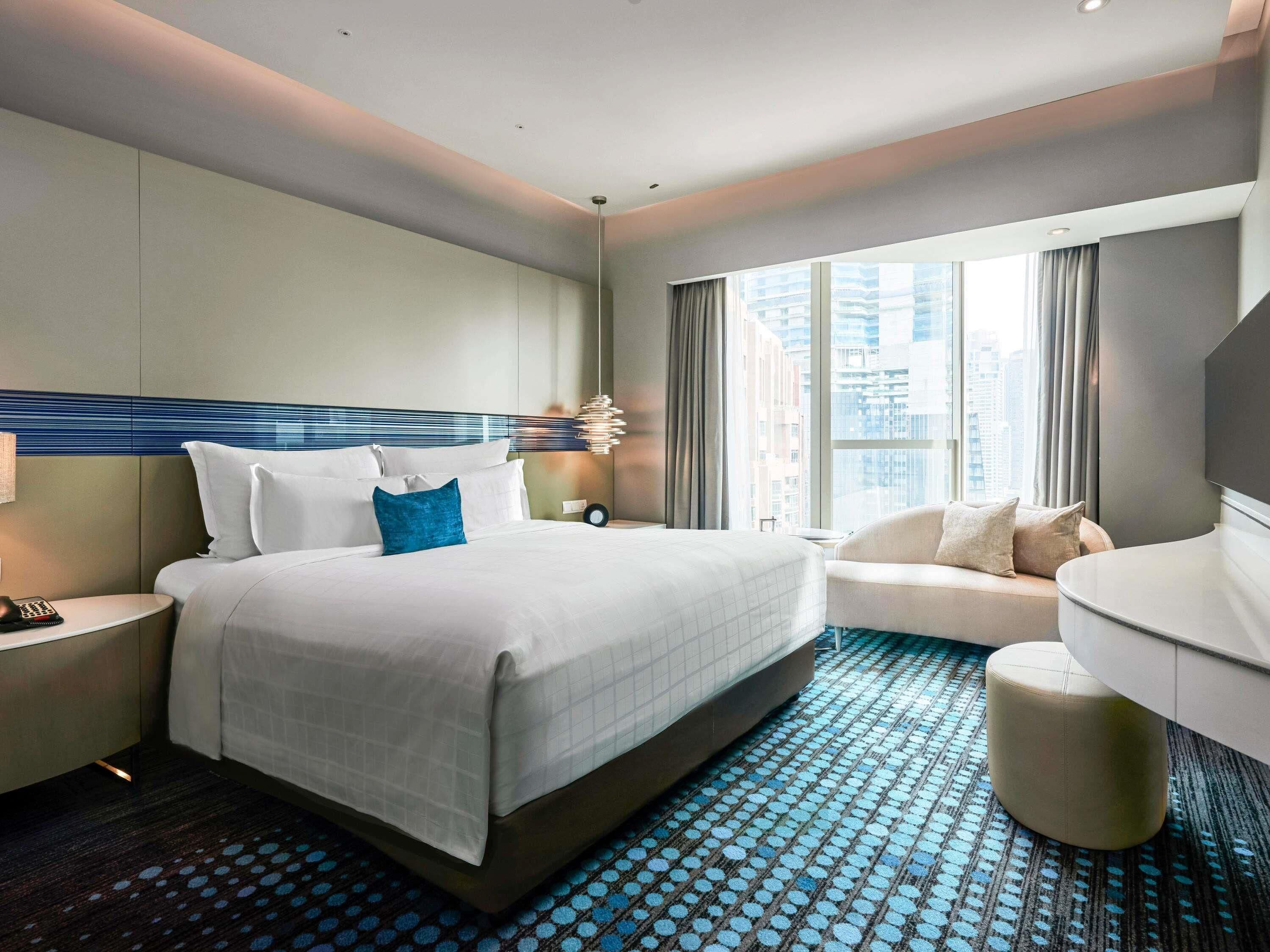 Hypo-allergenic bedding, minibar, in-room safe, desk