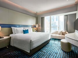 Kamar Klub, 1 Tempat Tidur King, Akses Club Lounge | Seprai antialergi, minibar, brankas, dan meja kerja