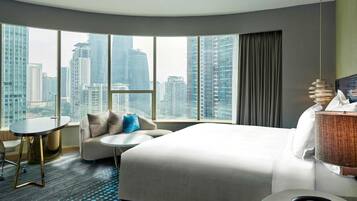 Suite Klub, 1 Tempat Tidur King, Akses Club Lounge | Seprai antialergi, minibar, brankas, dan meja kerja