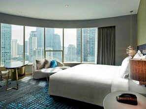 Club Suite, 1 King Bed, Club Lounge Access | Hypo-allergenic bedding, minibar, in-room safe, desk