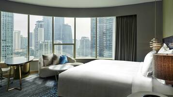 Club Suite, 1 King Bed, Club Lounge Access | Hypo-allergenic bedding, minibar, in-room safe, desk